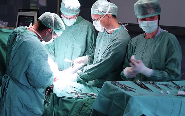 врачи хирурги проводят паллиативную операцию